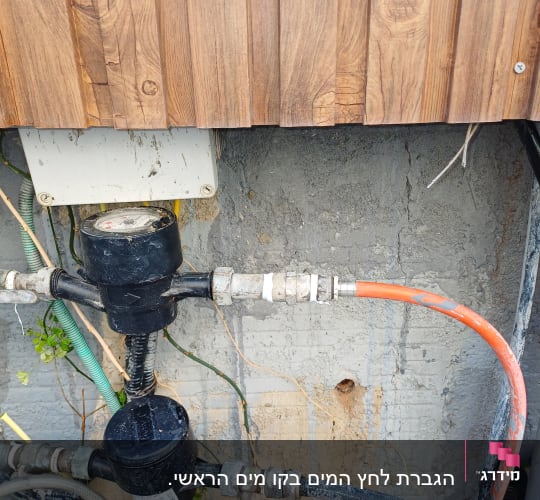 צינורות מים ומחברים על קיר בטון